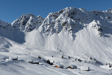 Fototapeta na wymiar Bergkulisse in den Alpen mit verschneiten Bergdorf