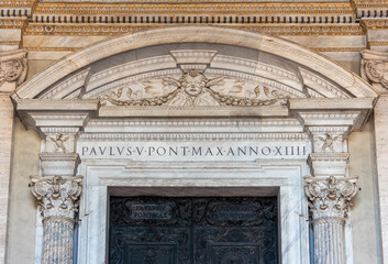 Obraz premium Detail of door facade in Saint Peter Basilica