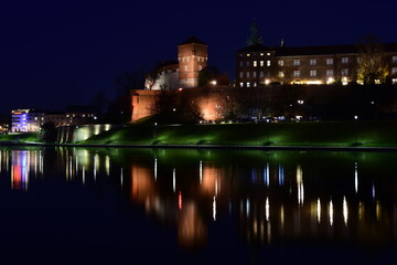 Wawel, Zamek Królewski, Kraków nocą, miasto turystyczne w Polsce wpisane na listę Unesco, spacer alejkami nad Wisłą,  - obrazy, fototapety, plakaty