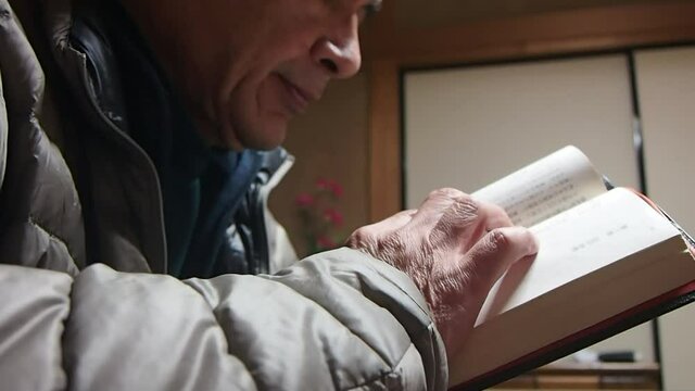 読書をする男性