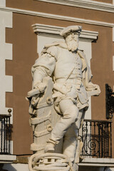 Estatua de Juan Sebastián Elcano (en la plaza Elcano).Obra de bronce del escultor aragonés Antonio Palao que data de 1861, Guetaria,Guipuzcoa, Euzkadi, Spain