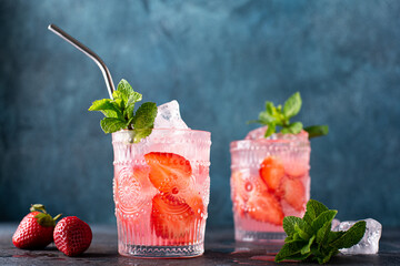 strawberry alcoholic cocktail with fresh mint - obrazy, fototapety, plakaty