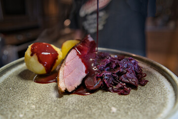 Entenbrust auf Maronen Rotkohl, Kartoffelklöße und Sauerkirschjus, La Vida Local Produktbild