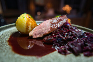 Entenbrust auf Maronen Rotkohl, Kartoffelklöße und Sauerkirschjus, La Vida Local Produktbild
