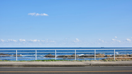 海沿いの道 白いフェンス 海景