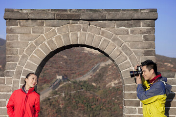 Fototapeta na wymiar Young couples take pictures in the Great Wall Tourism