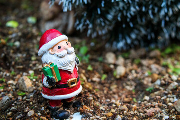 土の上に置かれたサンタクロースの置物