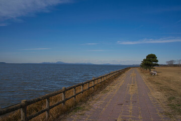 Fototapeta na wymiar 茨城県の湖、霞ヶ浦から見た青い空と筑波山