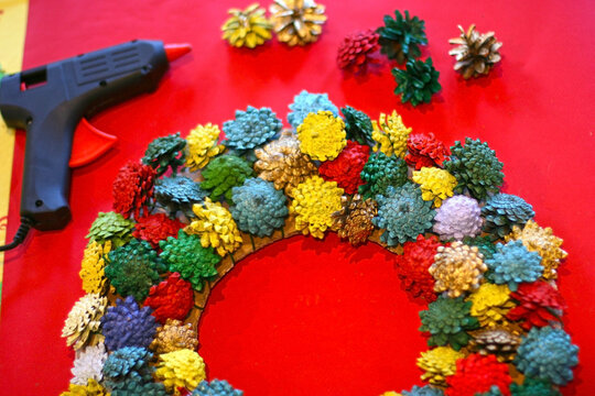Step 5 - How to make a Christmas wreath from pinecones, cardboard, and a glue gun. New Year's decor. Creative crafts. Do it yourself. DIY. Step by step photo instruction. Top view. 