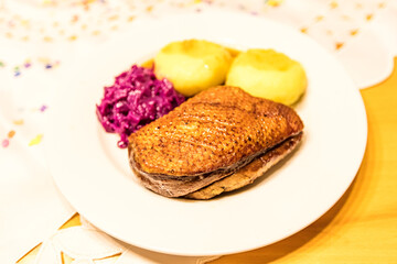Barbarie Entenbrustfilet mit Knödel und Rotkraut