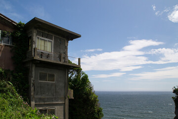 Fototapeta na wymiar 江の島　断崖の家屋