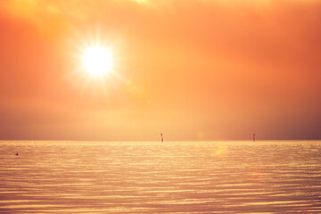 Horizont über Wasser bei Sonnenuntergang