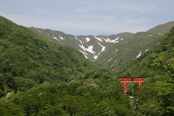 雪が残る湯殿山