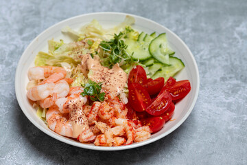 Crayfish and prawn with salad and seafood sauce