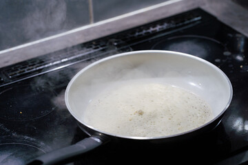 The pancake is placed in a hot pan and fried. The water in the pancake batter evaporates strongly due to high temperature.