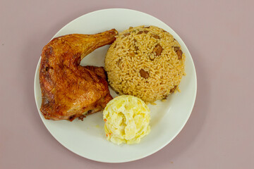 plato tipico dominicano, moro de guandules con pollo horneado y ensalada de papa, comida tropical, alimento sano, vista de detalle