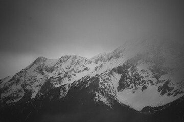 nebeliges Hochgebirge mit Schnee