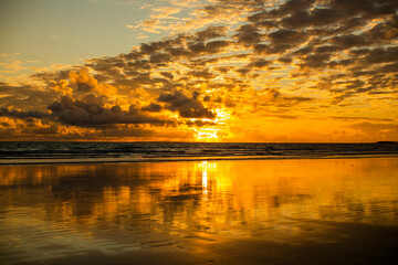 Fototapeta premium Coucher de soleil sur la plage en Bretagne