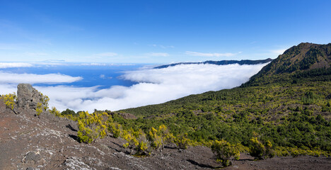 El Hierro, Kanarische Inseln - Blick vom Vulkan Tanganasoga zum Wolkenmeer über dem El Golfo Tal, rechts der Malpaso