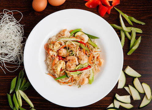 Fried noodles and prawns with vegetables