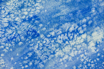 blauer Hintergrund Aquarell mit Salztechnik die wie Sterne oder Schneeflocken aussehen, winterlich,...