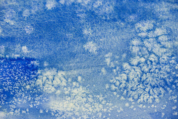 blauer Hintergrund Aquarell mit Salztechnik die wie Sterne oder Schneeflocken aussehen, winterlich, weihnachtlich, Platz f&uuml;r Text