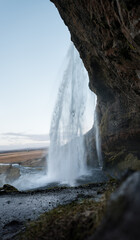 Interior de la cascada Skógafoss en Islandia