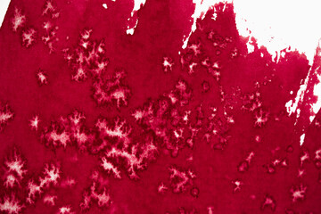 Hintergrund rote Aquarellfarbe mit Salztechnik wirkt wie weiße Kristalle oder Blüten für Karten geeignet mit Platz für Text