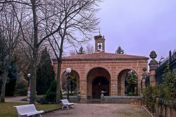 Obraz premium Fachada de la ermita de la Soledad al atardecer en Soria, España. Ermita localizada en los jardines de la Alameda de Cervantes.