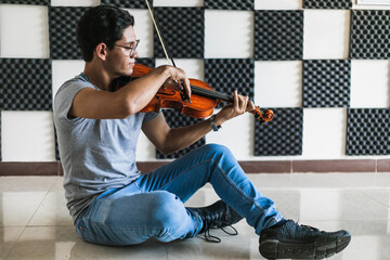Maestro de escuela de música tocando un violín