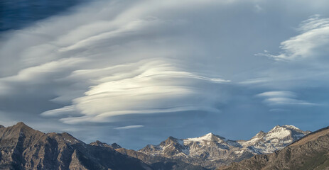 Obraz na płótnie Canvas Lenticular clouds over snowy mountains in the ski resort of Boi Taull, Pyrenees Lleida, Spain