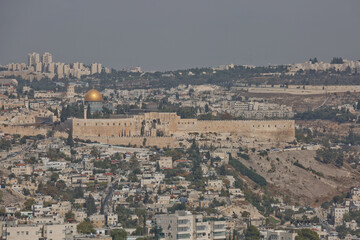 Fototapeta na wymiar View of the old city of Jerusalem in Israel. The Dome of the Rock (Qubbet el-Sakhra) is one of the greatest of Islamic monuments, it was built by Abd el-Malik