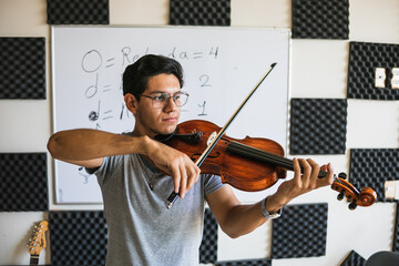Hombre maestro de música dando clases 