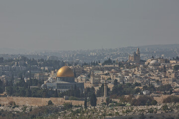 Fototapeta premium View of the old city of Jerusalem in Israel. The Dome of the Rock (Qubbet el-Sakhra) is one of the greatest of Islamic monuments, it was built by Abd el-Malik