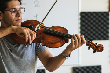 Hombre maestro de música dando clases 