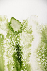 Hintergrund, grünes Aquarell mit Salztechnik wirkt wie eine Wiese oder Pflanze mit  weiße Blüten  oder Sternen