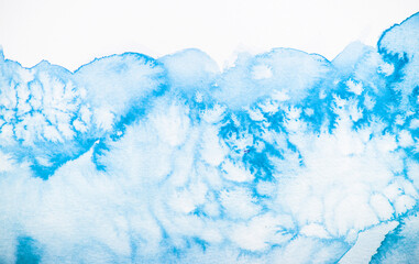 blauer Hintergrund Aquarell mit Salztechnik die wie Sterne oder Schneeflocken aussehen, winterlich, weihnachtlich, Platz für Text