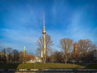 Fototapeta premium Fernsehturm Berlin und Nikolaiviertel 