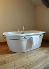 Obraz na płótnie Canvas bathtub in room with wooden floor