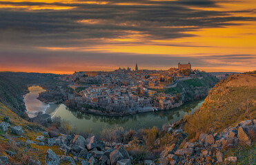 Fototapeta premium Beautiful winter sunset over Taxo river and the old town of Toledo, Spain