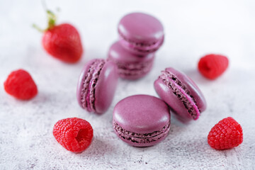 Obraz na płótnie Canvas Berries macarons with cream filling and fresh strawberries and raspberries