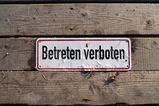 Betreten Verboten Schild als Beispiel Bild. F&uuml;r Zeitungsartikel, Internet Seiten oder Social Media Content. Aufgenommen mit verschwommenen Hintergrund. 