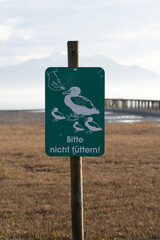 F&uuml;ttern verboten Schild als Beispiel Bild. F&uuml;r Zeitungsartikel, Internet Seiten oder Social Media Content. Aufgenommen mit verschwommenen Hintergrund. 