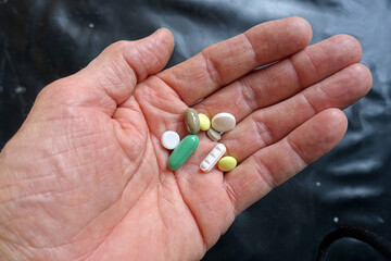 geöffnete Hand mit mehreren Tabletten - Symbolbild