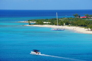 Obraz premium Beautiful blue ocean, boats and white sandy beaches along the bay near Grand Turk, Turks & Caicos