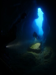 Obraz na płótnie Canvas scuba divers exploring caves underwater cave diving