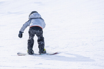Fototapeta na wymiar A young kids is learning skiing