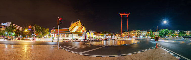Fototapeta na wymiar Public places, The beauty of Wat Suthat and Sao Ching Cha (Giant Swing) at night.