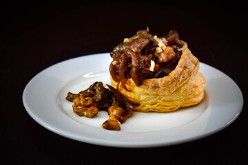 Vol-au-vent with caramelized porcini mushrooms
