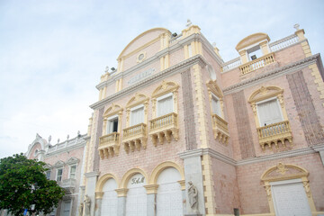 Fototapeta na wymiar colonial building in cartagena teatro heredia